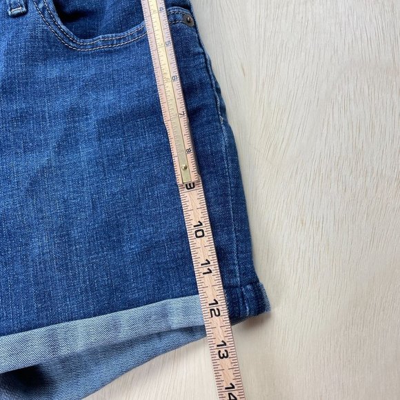 Levi Mid Length Short Womens Sz 28 / 6 Cuffed Hem Red Blank Tab Med Wash - Picture 9 of 12